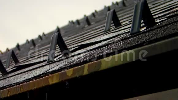雨水滴落在屋顶上视频的预览图
