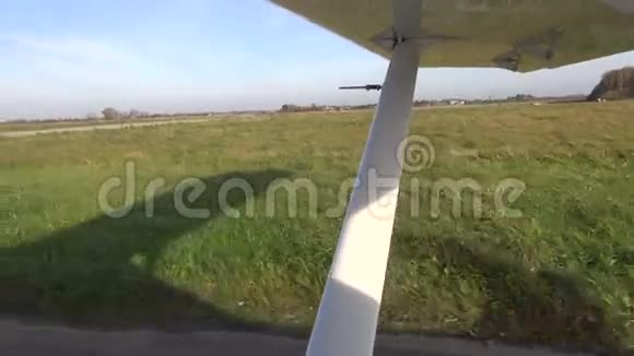 机场的小型飞机机翼视频的预览图