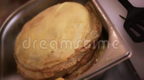 新鲜烤薄饼加樱桃果酱和勺子视频的预览图