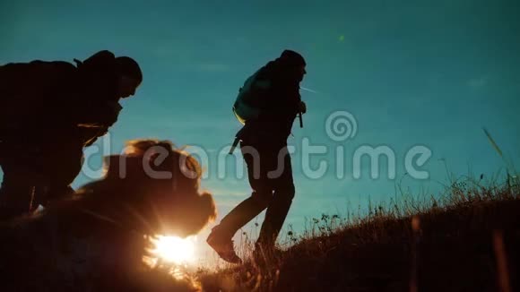 团队合作两个徒步旅行者享受日出从山顶和狗慢动作视频两个徒步旅行者视频的预览图