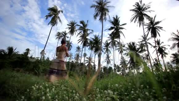 女人在丛林里拍棕榈树的照片视频的预览图