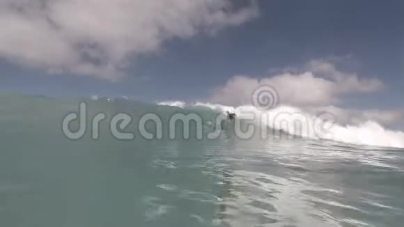 在波浪上冲浪视频的预览图