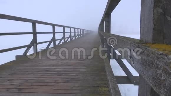晨雾中古老的木桥神秘的视角视频的预览图