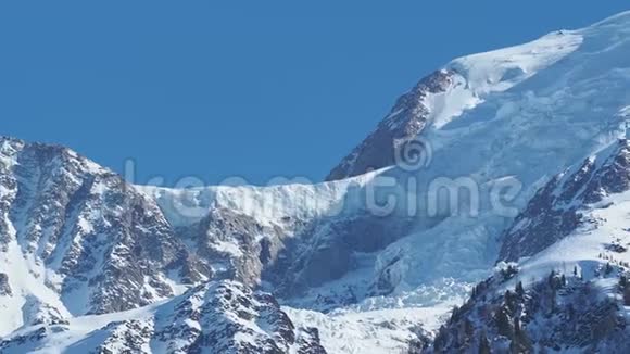 惊人的接近常年冰川的勃朗峰山脉在法国一侧冰和新鲜的雪视频的预览图