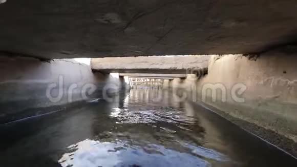 阿夫拉伊灌溉系统在一个古老的阿曼尼村视频的预览图