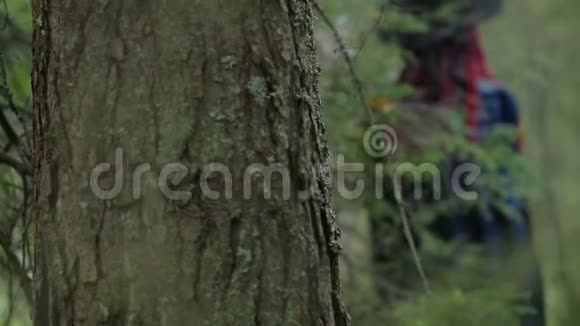 年轻的女巫红发黑帽子和斗篷在森林里用蜡烛变魔术视频的预览图