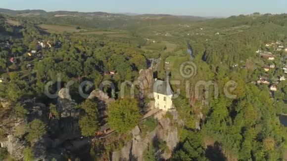 土耳其捷克共和国JUNE2019年航空无人机观哥特式城堡在国家公园塞斯基拉吉附近布拉格视频的预览图