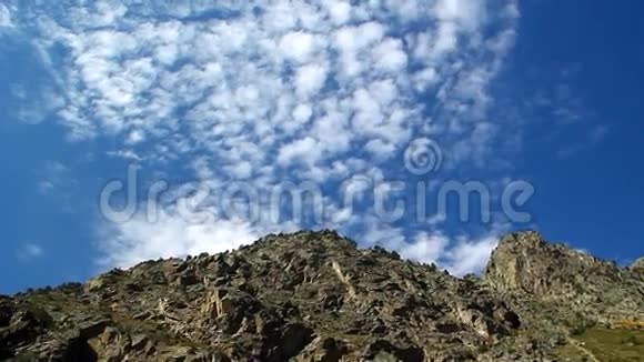蓝色的天空岩石上方有美丽的云视频的预览图