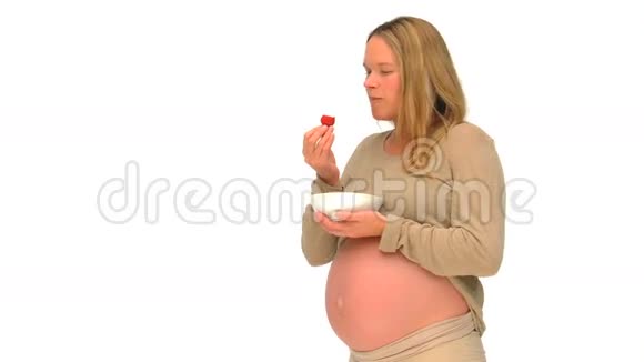 吃草莓的孕妇视频的预览图