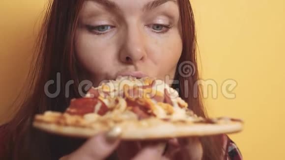 匹萨快乐女孩吃一片披萨的概念饥饿的女人吃一片披萨慢动作录像披萨视频的预览图