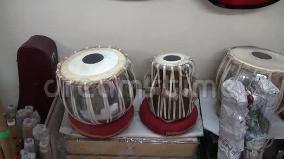 印度乐器tabl鼓在德里商店视频的预览图