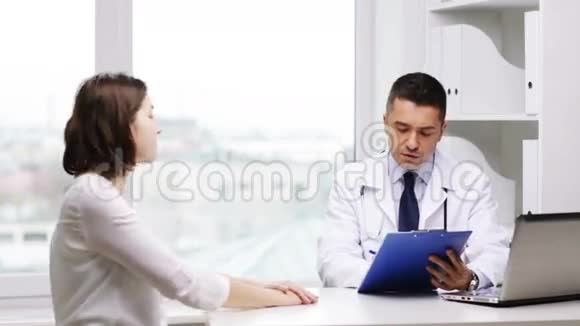 医生和年轻女子在医院会面视频的预览图