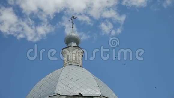 俄罗斯东正教圆顶对抗天空蓝色慢动作视频视频的预览图