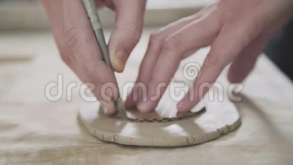成年女陶工师傅准备桌子上的粘土视频的预览图