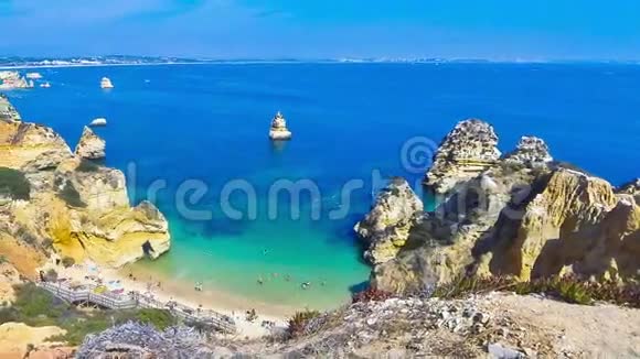 葡萄牙阿尔加维地区拉各斯的普拉亚多卡米洛海滩视频的预览图