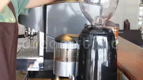 咖啡师在烤炉中倒入咖啡豆视频的预览图