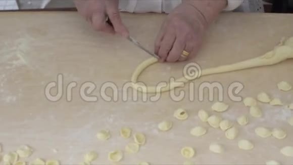 女人用自制的意大利面准备鱼子酱视频的预览图