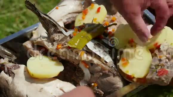 多瑙河三角洲的传统鱼汤视频的预览图