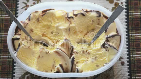 黄色冰淇淋从容器中取出视频的预览图
