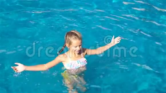 户外游泳池可爱的小女孩视频的预览图