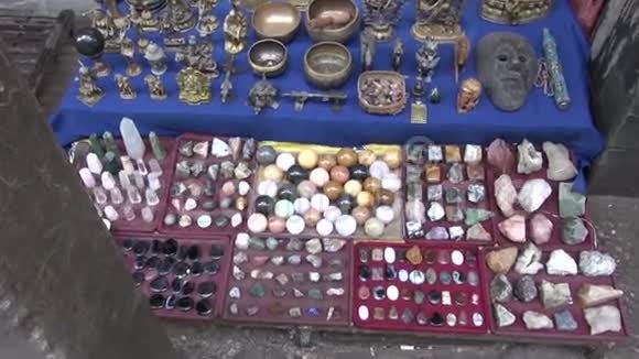 印度市场上的石头纪念品收藏视频的预览图