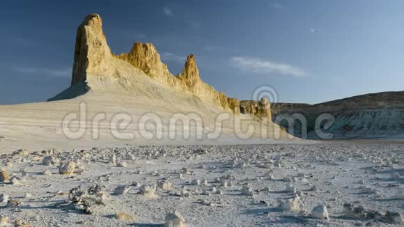 阳光明媚的早晨在Kasakhstan滑道4K的白色石质白垩峡谷视频的预览图