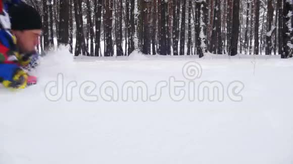 人类先潜入深雪在冬林中尽情享受慢动作视频的预览图