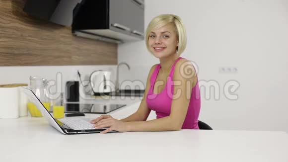 年轻女子正坐在键盘上视频的预览图