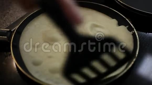 在平底锅里煎煎饼闭合视频的预览图
