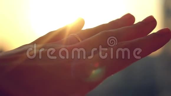 在日落城市背景下用戒指在新娘的手指上用手缓慢移动1920x1080视频的预览图