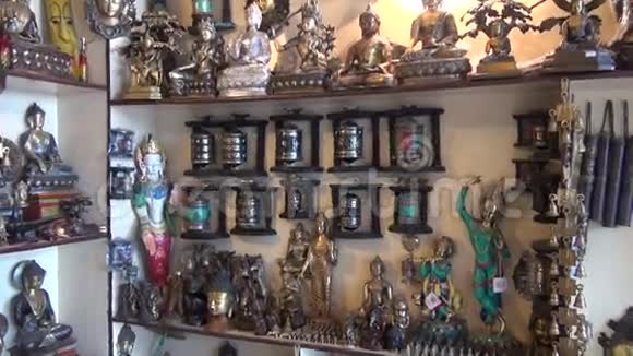 印度达兰萨拉的西藏佛教纪念品和宗教物品视频的预览图