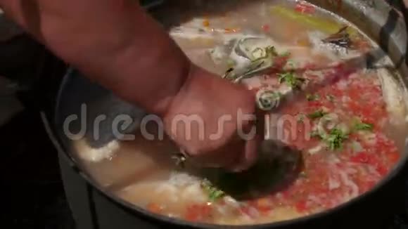 多瑙河三角洲的传统鱼汤视频的预览图