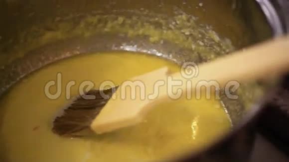 融化的黄油和煎饼在平底锅里煎关闭视频的预览图