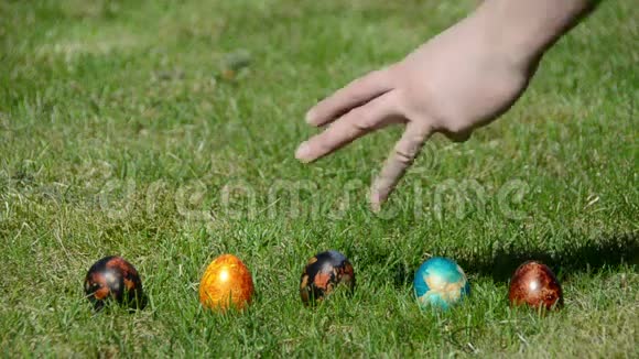 传统家庭复活节游戏彩绘彩蛋视频的预览图