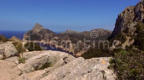 群山和地中海美丽的马洛卡岛视频的预览图