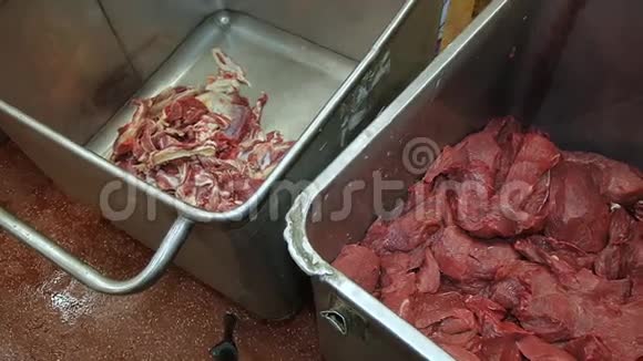 猪肉肉牛肉胴体挂在肉厂生产香肠肉肉切割一种新鲜的生肉做香肠视频的预览图