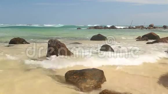 斯里兰卡美丽沙滩上的大石头视频的预览图