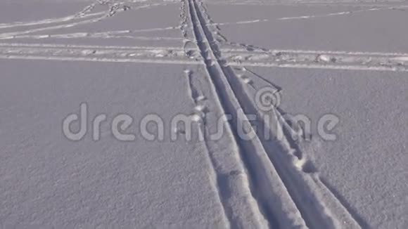 滑雪运动脚印在新鲜的雪上视频的预览图