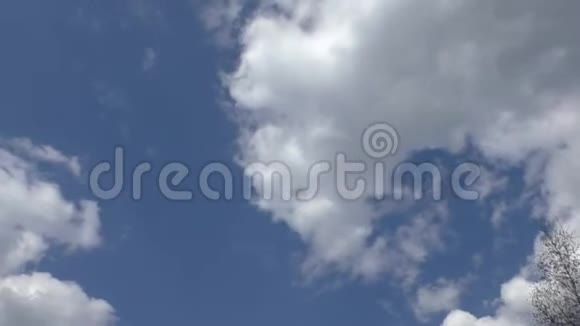 云在天空中飞翔视频的预览图