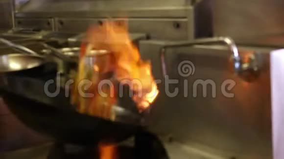 厨师在锅中用大火把蔬菜辗转视频的预览图
