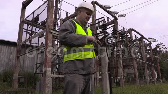 电工在电气变电站拍照视频的预览图