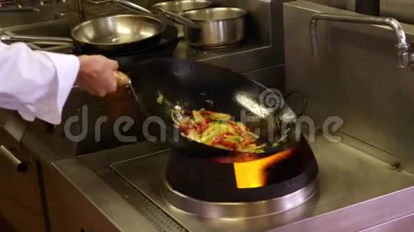 厨师用大火把蔬菜扔出去视频的预览图