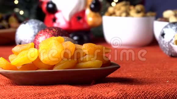 盘子里的杏子干了圣诞节背景模糊视频的预览图