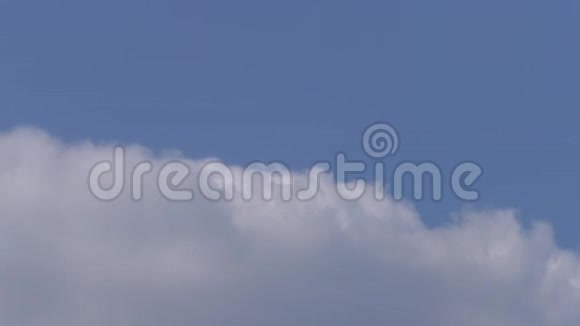 云在天空中飞翔视频的预览图