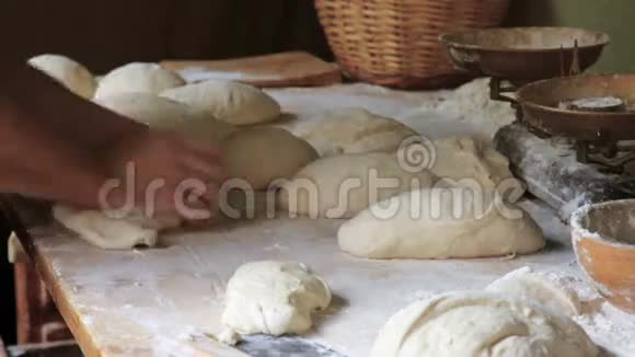 准备烘焙的面包视频的预览图