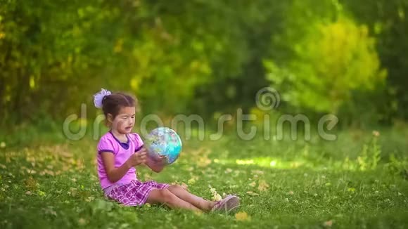 少女坐在草地上玩视频的预览图