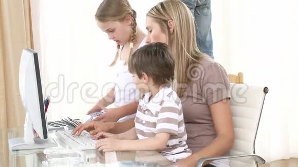 妈妈和孩子们一起在电脑上工作视频的预览图