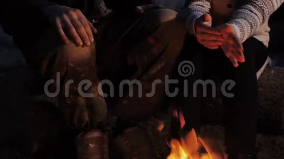 营火和幸福夫妇夜晚的替罪羊篝火和年轻的幸福夫妇视频的预览图