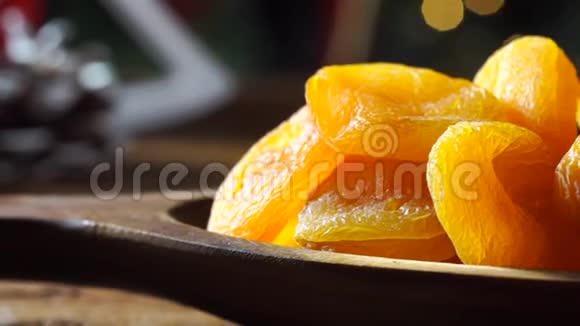 盘子里的杏子干了圣诞节背景模糊视频的预览图