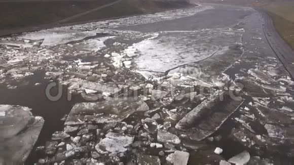 城市春季河流开始冰流视频的预览图